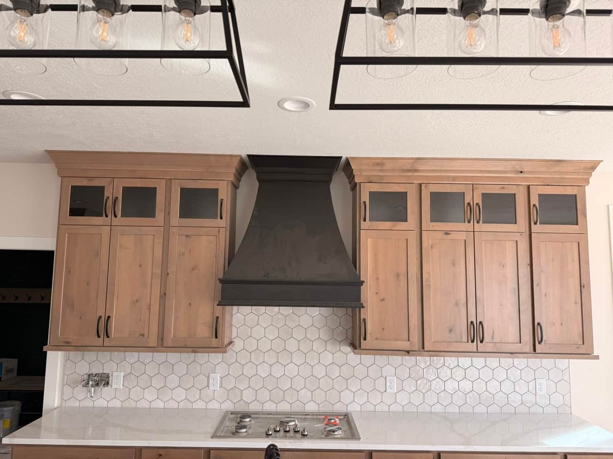 Range hood with white hexagon backsplash